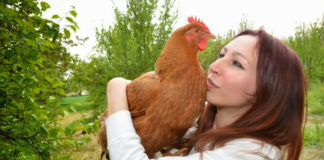 Simona La Vegana con in braccio una delle sue galline | TuttoSulleGalline.it