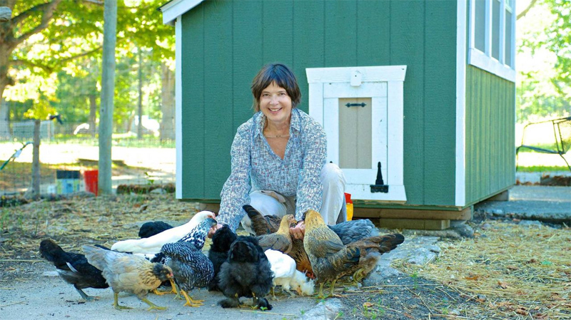 Isabella Rossellini nel suo pollaio con le sue galline