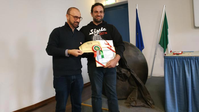La premiazione dell'allevatore Marco Montorsi (gallina campionessa di razza)