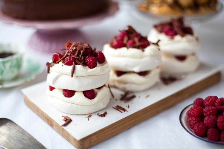 Mini tortine Pavlova con crema Chantilly all'italiana, lamponi e scaglie di cioccolata